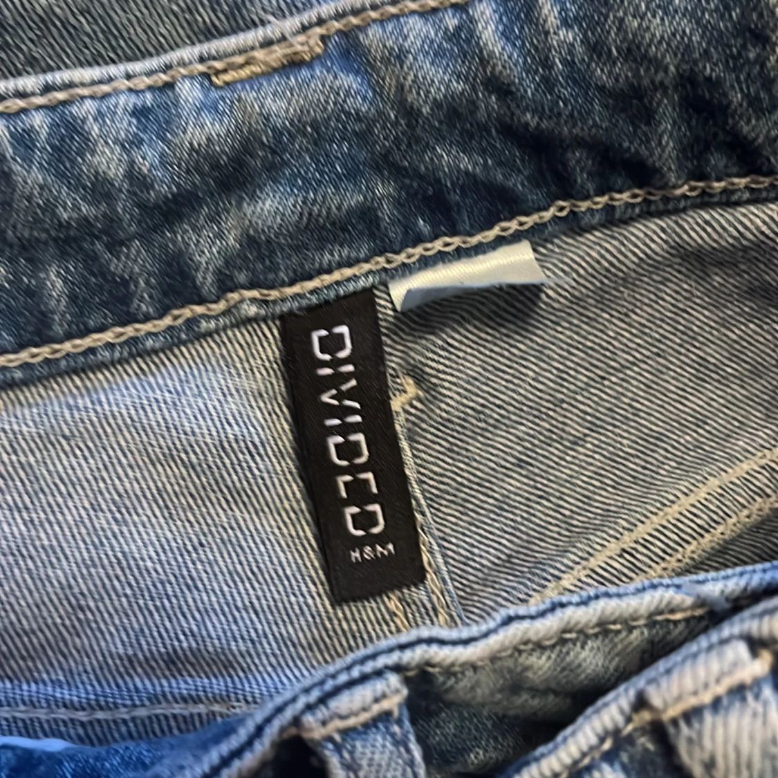 Långa blåa söndriga jeans som är högmidjade - 91