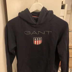 GANT - Säljer en mörkblå GANT hoddie som inte kommer till användning, den är använd! 