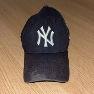 New era keps - Tecken på användning men går att få bort fläckarna i tvätt.