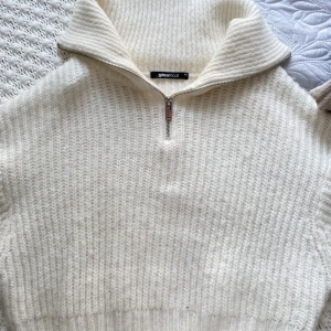 Knitted sweater  - Ginatricots slutsålda stickade tröja. Använd en gång. Inga defekter. Köptes för 499