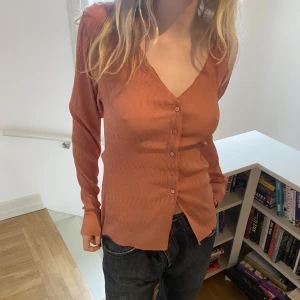 Rosa blus  - Så fin rosa blus i storlek M! Passar så bra till allt och är så fin nu till våren! 