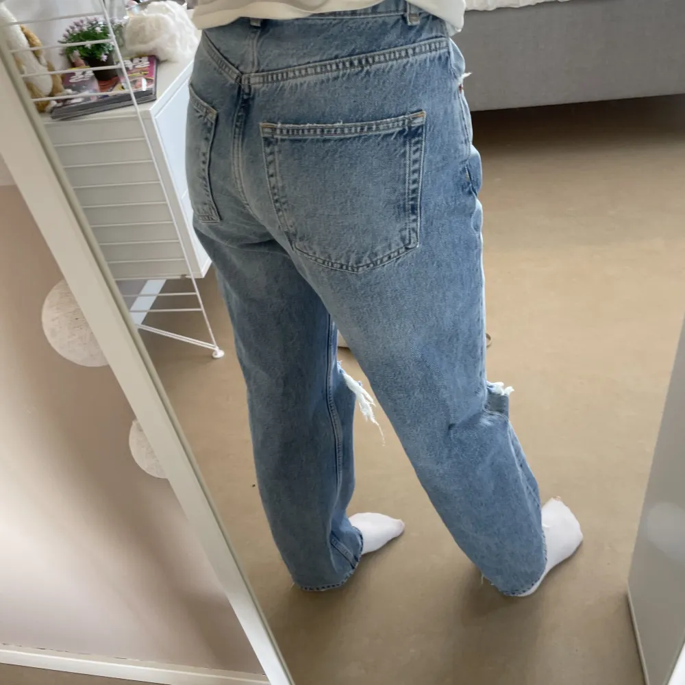 Blåa håliga jeans.  Använda några gånger Mycket bra skick Ord: 599kr. Jeans & Byxor.