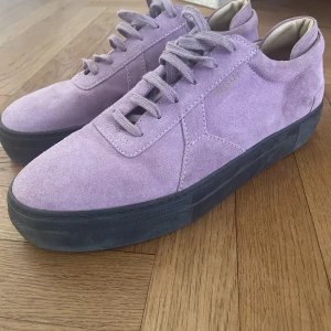 Arigato platform suede - Storlek 44 Mycket fint skick, dock en fläck som syns på bild. Dustbag, låda fås med!