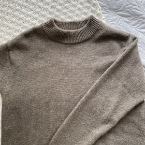 Hm stickad tröja - Brun beige stickad tröja. Helt oanvänd endast provad.