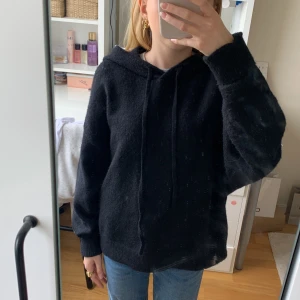 Stickad hoddie - Säljer min jätte fina stickade hoddie från Lindex då den nästan aldrig har använts, den är slutsåld över allt, ny pris 349kr mitt pris är 249kr priset är diskuterbart och tveka inte att höra av er. Köparen står för frakt😍jag har vikt upp ärmarna på bilden