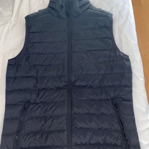 Väst - Svart väst vårjacka. Storlek xs passar xs/s. Köpt på Ullared för 299