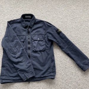 Stone Island Overshirt - Säljer nu min Stone island overshirt i storlek small pga att jag växt ur den. Köpt på Stone Island Store Stockholm. Sparsamt använd, skick 8/10. 