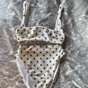 Oanvänd bikini köpt från asos design för ca 390kr. Helt ny, hög benskurning och midja. Jätte fin kvalite super mjukt tyg på insidan!