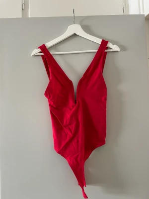 Röd body - Röd body med urringning, använd en gång