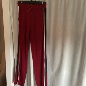 Byxor - Glittriga byxor från Scott’s and Soda. Knappt använda, fint skick! Säljer för att de är för små för mig. Storlek skulle jag säga är S men det beror på hur du vill att de ska sitta.