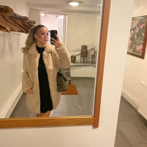 Maje jacka  - Säljer den finaste jackan från Maje, köpt på illum i Köpenhamn för 7tusen svenska. Den är helt slutsåld och använd vid få tillfällen💗💗