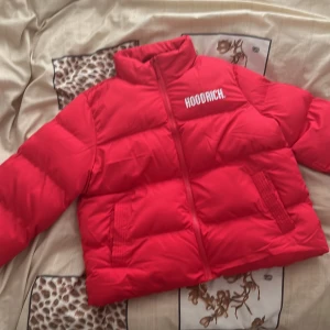 Hoddrich jacka dam - Storleken är M fast för mig som har storlek xs så passar den mig fortfarande! (Ej använd) (STOCKHOLM)