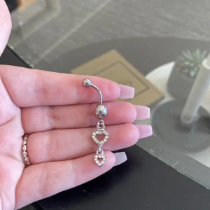navelpiercing 🪬 - säljer denna då den tyvär aldrig kommit till användning:) den är nickelfri!! köpt på ur&penn för 79kr<3