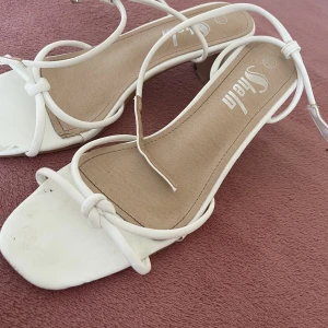 Vita klackar  - Ett par vita klackar från Shien, har använt de bara en gång. Skriv om ni har frågor eller vill diskutera pris:)