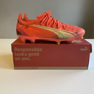 Fotbollskor Puma ultra ultimate FG/AG - Skorna säljs p g a för liten storlek. Har endast används få antal gånger. Ordinarie pris 2 299kr, säljs nu för endast 700kr. Box ingår. Storlek 40,5 (26 cm). Proffsskor till ett kanon pris!
