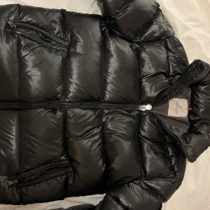moncler jacka - Tänkte sälja min mocler jacka som jag har använt i 4 månader 
