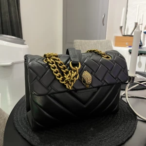 Kurt geiger  - Säljer min jättefina Kurt Geiger väska, inga syn på användning och jättefräsch💖Nypris 2600kr, skriv för fler bilder! 