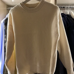 Stickad Zara tröja - Vit stickad zara tröja. Storlek M