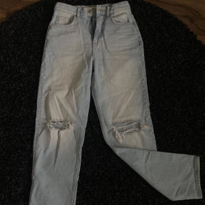 Jeans  - Ett par jeans från Gina tricot som inte kommer till användning längre. Jag är 166 cm och bär stl 34/ s. Om ni har fler frågor är det bara att kontakta privat, pris,går att diskutera!