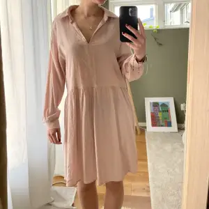 Ljusrosa oversized klänning med skjortkrage. Väldigt stor för storleken, jag är vanligtvis mellan XS-S och klänningen är i XS men skulle säga den passar M bättre då den blir lite lång i överdelen på mig. Jag är ca 163cm🥰