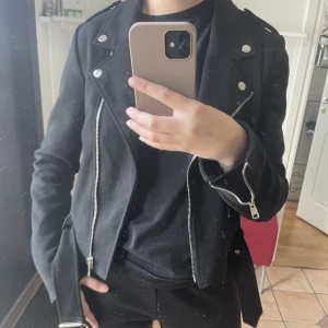 Jacka från Nelly - Säljer denna jacka från Nelly då den inte kommit till användning senaste åren. Den är i fint skick men det finns ett igensytt hål i högra jackfickan💕