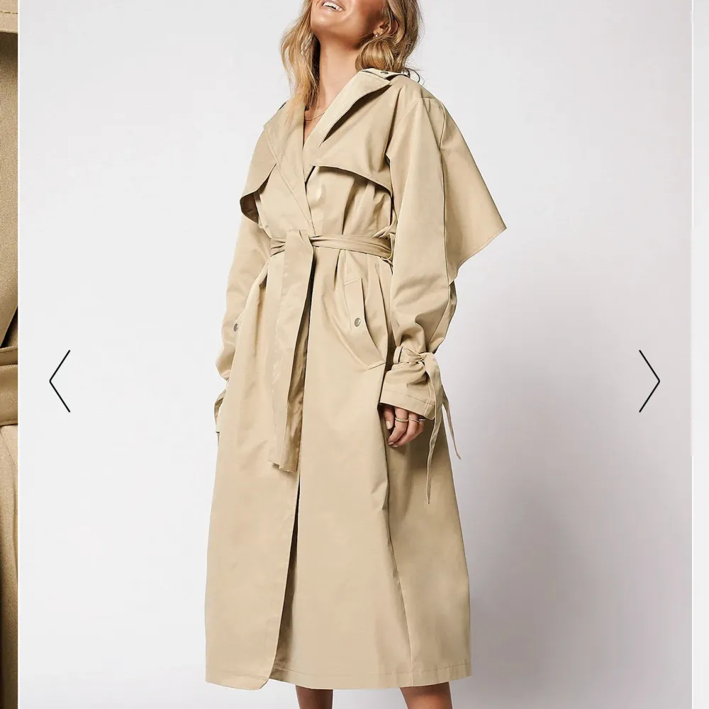 Jättesnygg kappa / trenchcoat från Hanna Schönberg X Nakd, storlek 36 💛💛Endast använd två gånger, nypris 1100kr . Jackor.