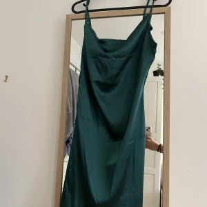 Klänning  - Mörkgrön sidenklänning, oanvänd. 