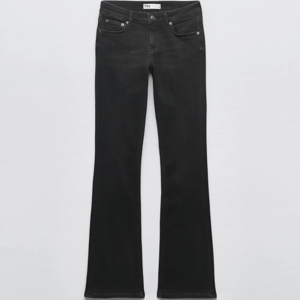 Säljer dessa super populära slutsålda jeans från zara❤️‍🔥 De är i superbra skick, som nya!! . Jeans & Byxor.