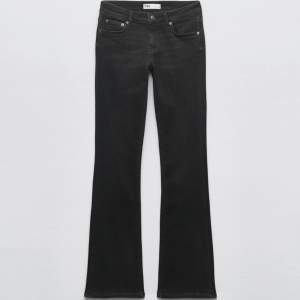 Säljer dessa super populära slutsålda jeans från zara❤️‍🔥 De är i superbra skick, som nya!! 