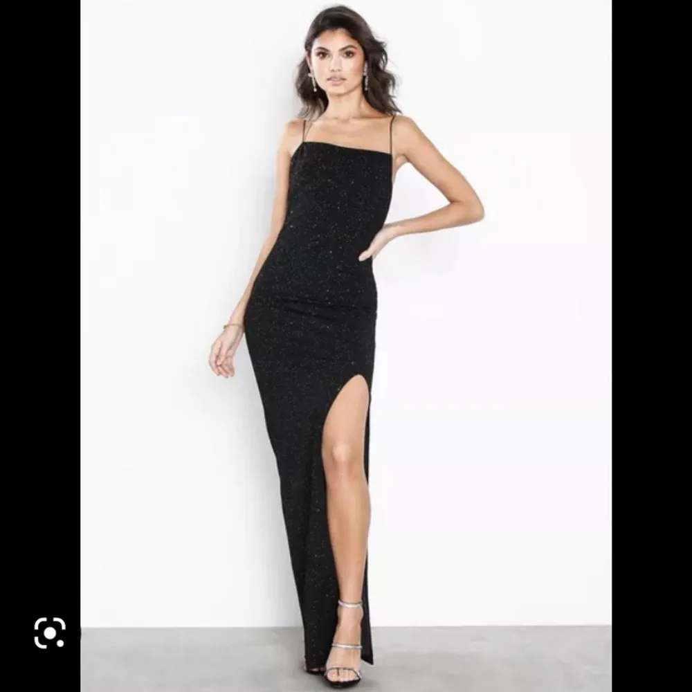Säljer denna klänning från Nelly Eve som jag använt en kväll. Storlek 42 men väldigt stretchig så passar allt från 40 till 44 skulle jag säga. Nypris var 699kr. . Klänningar.