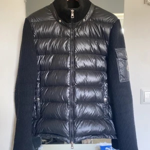 Moncler cardigan  - Tja!! Säljer nu min Moncler cardigan som jag aldrig använt då den va förstor för mig, alla tagsen går att scanna, strl M, kan gå ner i pris vid snabb affär 