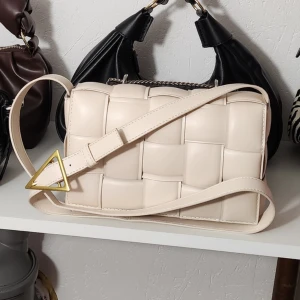 Beige väska - Bottega Veneta liknande väska✨️Väskan är i perfekt skick då den aldrig är använd✨️Köpt på Chiquelle för 600:- Mitt pris: 200:- 