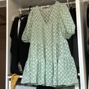 Sommarklänning - Superfin klänning från Pull & Bear!  Storlek s, i jättebra skick endast använd 1-2 gånger.