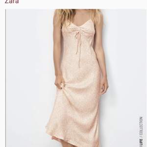 Jättefin ljusrosa klänning från Zara. Aldrig använd och prislapp sitter kvar. Perfekt nu till sommaren 🌸