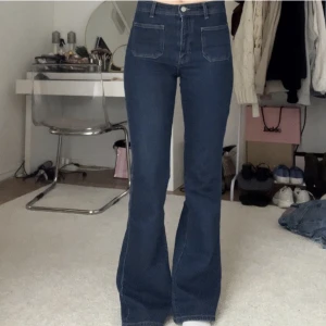 Mango jeans - Säljer dessa snygga midwaist bootcut jeans från mango. Super snygga men kommer inte till användning längre. (första bilden lånad)