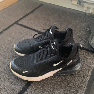 Nike air max 270 - Säljer dessa skor eftersom d dit kommer till användning. Nyköptpris 1200kr säljer för 150 pgd av att den har 1 litet hål och är lite smutsig men går fortfarande att använda🖤🤍