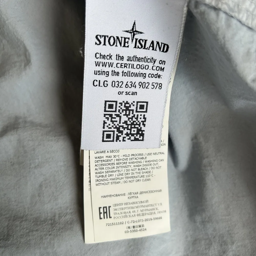 Först till kvarn till denna perfekta vår Stone island overshirt, vill sälja den ganska snarast och fraktar över hela landet och möts upp centralt i Stockholm. Det går även göra byten helst mot äkta moncler saker, jackan är i väldigt bra skick😊☺️. Jackor.