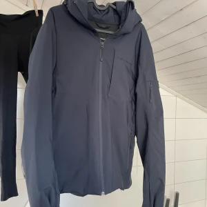 Peak performance Herr Jacka - Herrjacka/skidjacka! Använd till o från 1,5 vinter säsong, är i nyskick!   Nypris:3500kr