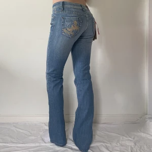 lågmidjade jeans - säljer fler jeans använd köp nu! midja:77 innerben:83 💋 jag är 169 cm och w28 som referens, nya med tags kvar