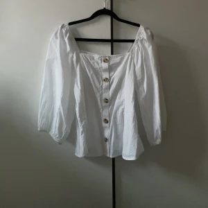 Vit blus - Fin vit blus från KappAhl🤍 Helt ny med prislapp kvar!  Storlek 40 men skulle säga att den är mer som en 38!