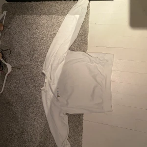 Tjoktröja  - En superfin tjoktröja med handgjorda broderier. Unik och superfin. Perfekt till vår/sommaren