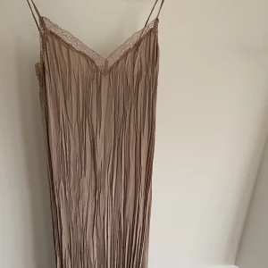 Långklänning  - Säljer denna långklänning från H&M. Klänningen är i nyskick. Storlek xs. (Går ner till marken + marginal på mig som är 171 cm)💕Frakt tillkommer. 