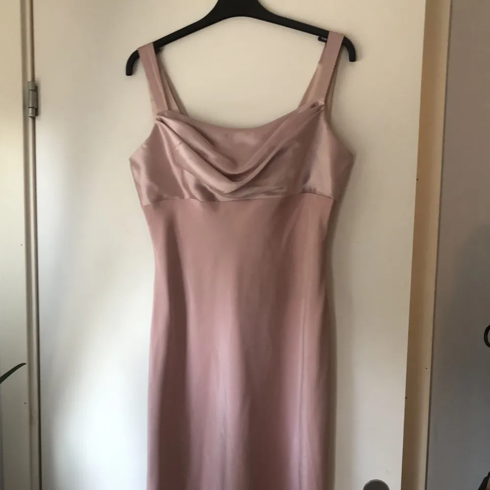 Fin rosa satin balklänning från aspeed i storlek 36-38🤍 Köp gärna direkt, eller chatta med mig👍🏼. Klänningar.