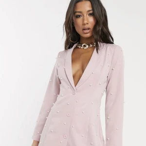 Asos-kavajklänning  - En bra ursäkt för att planera in något speciellt. Dekorerad med imitationspärlor, djup urringning, breda slag, stängs med knapp & regular fit/normal passform.   Inte använd alls, prislappen är kvar!