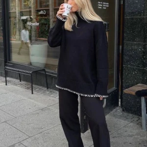 Stickad tröja - Perfekta stickade tröjan!! Funkar till alla tillfällen, med snygga detaljer. Köpt på NAKD😊