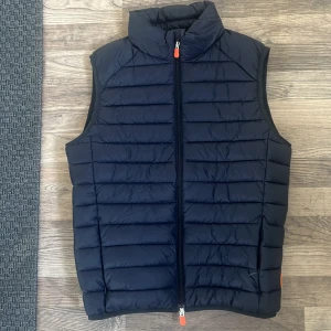 Väst herr save the duck - Save the duck väst i Storlek M Köpt för 1399 kr Knappt använd då den är för liten 