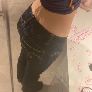 Urban outfitters jeans 💋 - Säljer dessa jeans för 350kr! ❤️ Dem är i storlek S och är lite stor för mig som har storlek 32/34 i jeans… mörkblå färg och köpta för 799kr ❤️ kontakta gärna vid intresse/frågor.