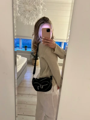 Noella Väska - Säljer min fina Noella väska!❤️ Använd mycket men är i mycket bra skick, den är köpt runt Jul. Köpte den för 600 och säljer den för 400❤️