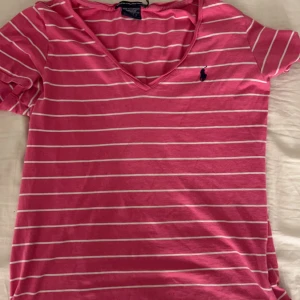 Ralph Lauren Tröja - Säljer denna ❤️ den är i superfint skick och nästan aldrig använd. Nypris vet jag inte riktigt men skulle gissa på runt 600 kronor❤️ tror ej den går att köpa längre heller❤️den är i strl M men passar mig som vanligtvis har XS/S i tröjor❤️