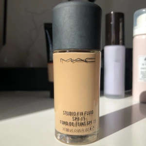 Mac foundation - Mac studio fix foundation i färgen NC16. I princip allt kvar, visar med fingret på bild 2.